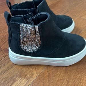 Toddler girls size 6 black suede boots with side zip, never worn